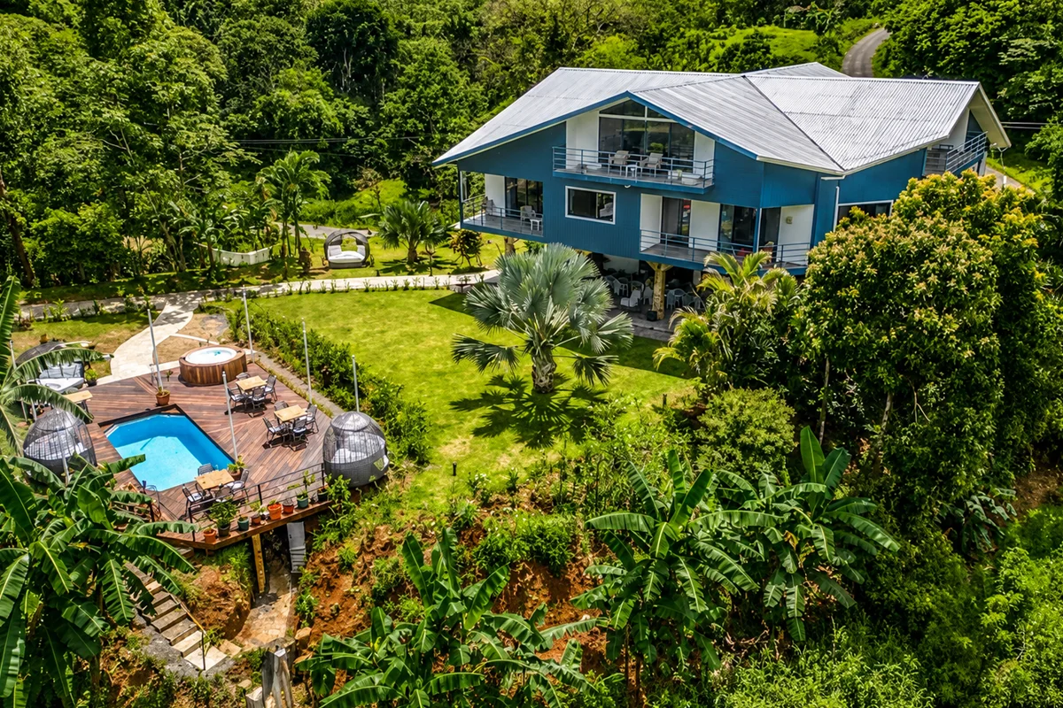 Vista aérea de la sede del Retiro Regresa a Ti Costa Rica 2027 rodeada de naturaleza tropical